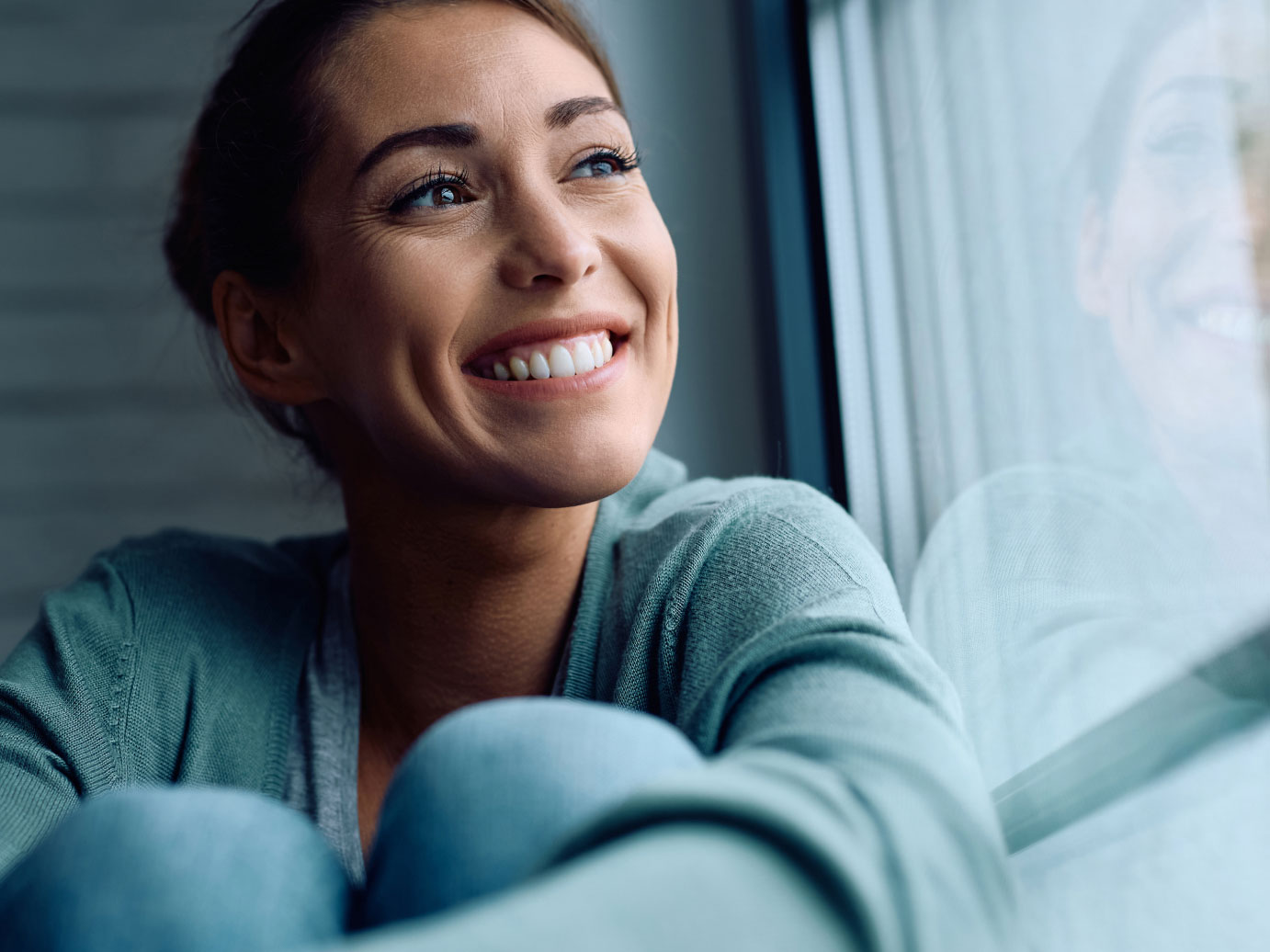 mujer sonriendo durante su proceso de fertilidad