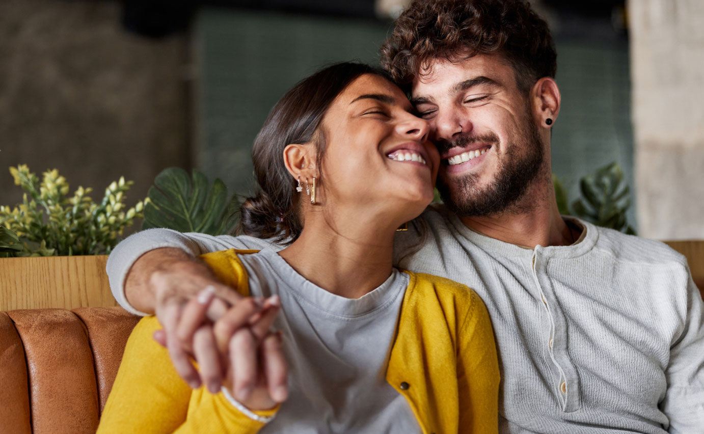 una pareja sonriente
